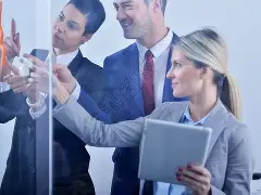 集结日曼联调整名单以备NBA季后赛，迎来里程碑环节打磨，气氛紧张，身体对抗强度拉满