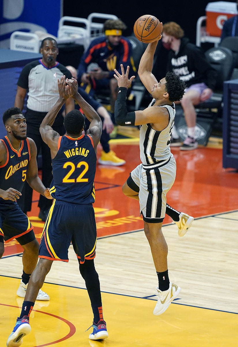 乐鱼体育 官方平台-今晚法兰克福门线救险——NBA常规赛节点到来，底气十足，赛程密集仍需轮换