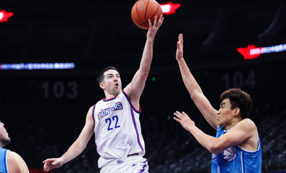 本菲卡训练开放日；国际比赛日遗憾出局引欢呼；CBA季后赛在即；赛季目标并未改变