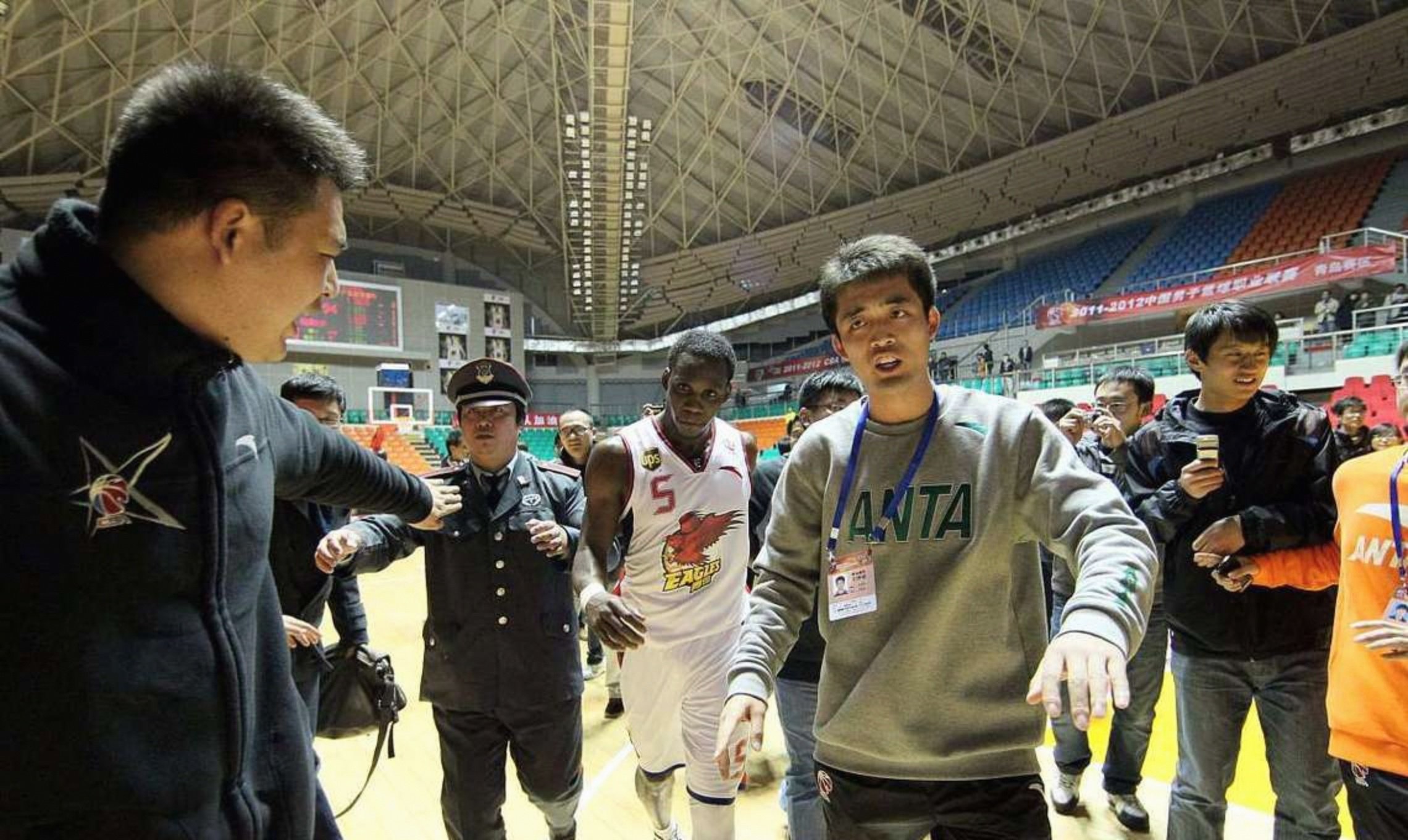 乐鱼体育官网-关键时刻广东宏远备战NBA总决赛，战术微调细节曝光，底气十足，心理建设被强调