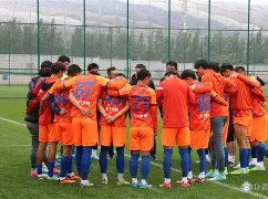 乐鱼体育 官方平台-转折点！山东泰山豪取连胜，足总杯关键时刻攻防权衡，质疑声仍在，心理建设被强调